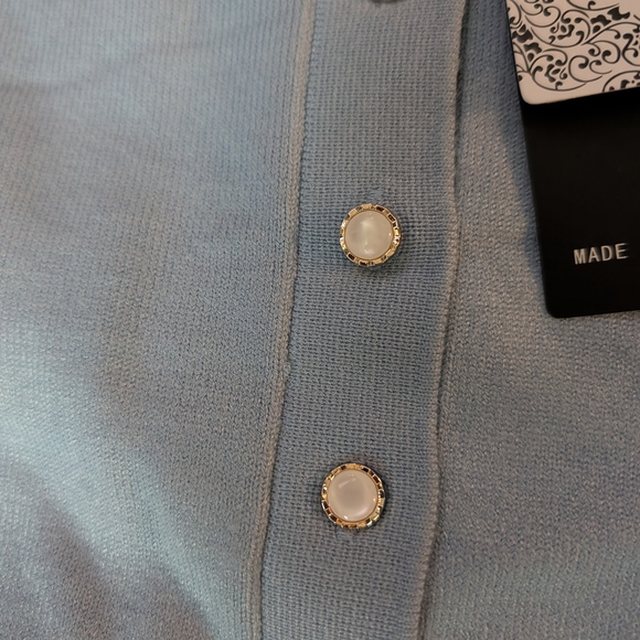 Chic Light Blue Button-Up Blouse - Picture 4 of 6